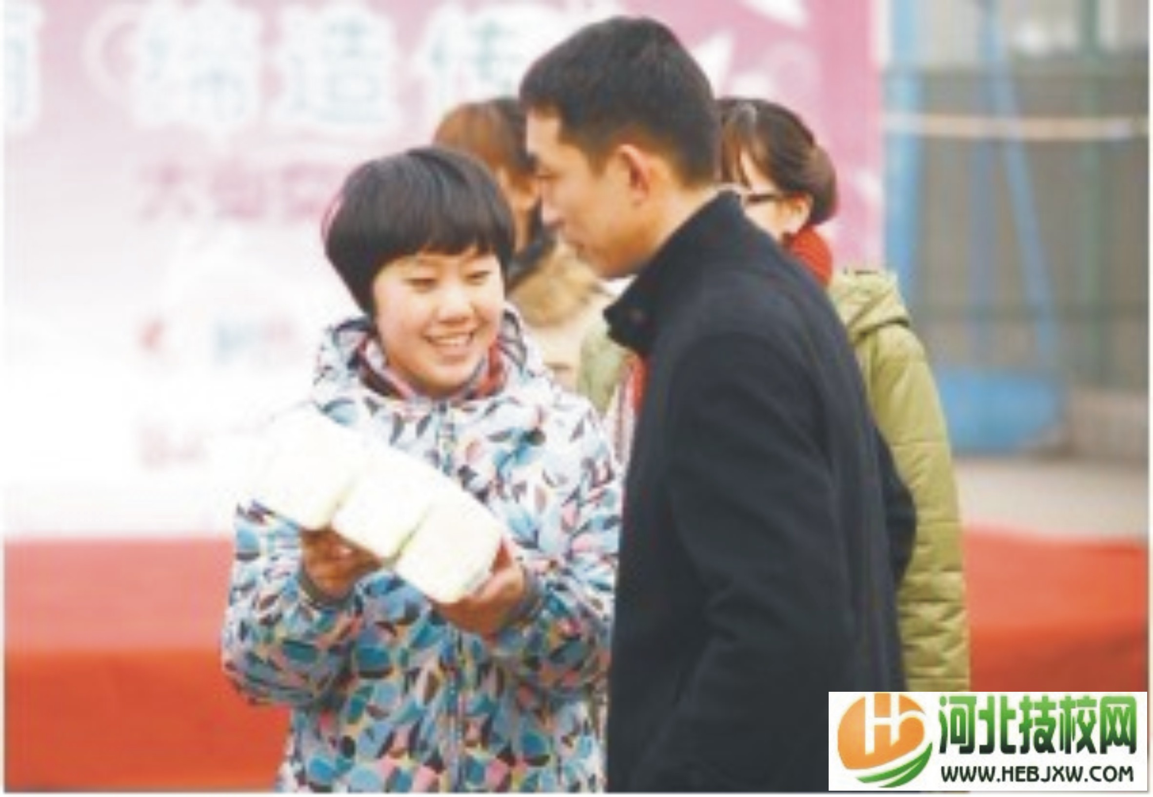 參賽女大學生現場模擬推銷紙巾