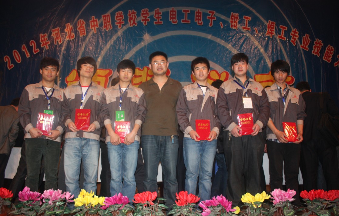 ȷ߼(j)W(xu)У@(jing)̎r(gu)͹ɡ츣(qing)܊ΡP6W(xu)C(jing)F(xin)(chng)Ӱ