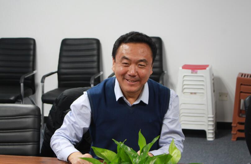 11月11日,石家莊財經商貿學校梁校長攜劉納新、馮鶴兩位主任一行3人蒞臨唐山創元教育咨詢有限公司參觀交流。公司總經理孟秋玲、市場部經理董延爭、宋偉、技術總監錢小穩、策劃部經理牛秋實等領導陪同參觀交流。 11月11日,石家莊財經商貿學校梁校長攜劉納新、馮鶴兩位主任一行3人蒞臨唐山創元教育咨詢有限公司參觀交流。公司總經理孟秋玲、市場部經理董延爭、宋偉、技術總監錢小穩、策劃部經理牛秋實等領導陪同參觀交流。