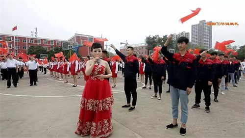 超燃快閃MV!西安建筑工程技師學院千人唱響《我和我的祖國》 快閃三秦“六地”獻禮共和國70華誕! 超燃快閃MV!西安建筑工程技師學院千人唱響《我和我的祖國》 快閃三秦“六地”獻禮共和國70華誕!
